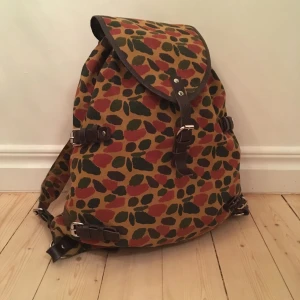  - ✨Rymlig Sandqvist ryggsäck.  Reglerbara axelband, ett stort fack och ett mindre med dragkedja. Passar utmärkt som weekendväska✨  Kan mötas upp i  Göteborg eller skickas då köparen betalar frakten:)