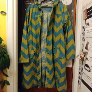  - Regnkappa från Gudrun Sjödén i två gröna nyanser. Generös passform och reglerbar kapuschong med dragsko, två stora fickor på sidorna samt innerficka. Sömmarna är plastade så kappan är vattentät. Dock finns ett litet litet hål i kapuschongen, men det är inget som stör helheten. Kappan är hel och ren i övrigt. Hämtas i Hägerstensåsen eller i centrala Stockholm enligt överenskommelse. Swish eller kontanter vid betalning.