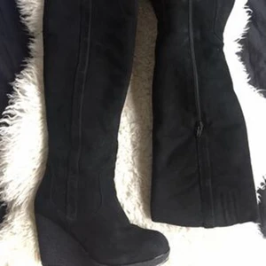 - Vinter stövlar Tiger of Sweden. Används flera gånger och säljer den pga för stora mig tyvärr. Annars de är jätte fina, varma och sköna. Äkta mocka och ullefoder. Har Swish.  