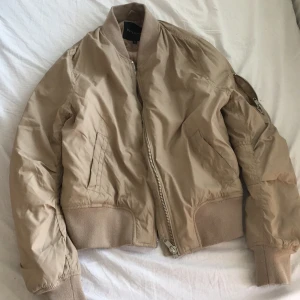  - Bomberjacka i beige från Rut&Circle. passar även S om man vill att den ska sitta tightare. Frakt 30 kr 💕