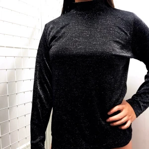  - Glitter polotröja i storlek S/M från Humana Second Hand säljes för 50kr, frakt tillkommer. Kan även mötas upp i Malmö. Betalning sker via swish.