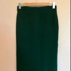  - Härlig tight 50tals kjol, man känner sig verkligen som Typ Joan i Mad men! Köpt secondhand, lite oklar storlek men ca 36. Välsydd!   Frakt ingår! 