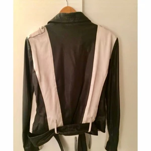  - Äkta läder jacka med zip och bälte, köptes i Store, användes 3 ggr. Mycket bra skick. St.42. 