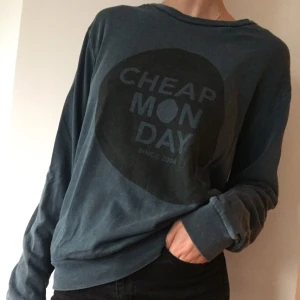  - Urtvättad CheapMonday-Sweatshirt. Sliten och i storlek M. Swish och du står själv för frakt! 