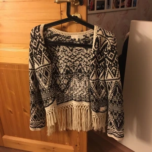  - Odd molly kofta med fransar, aldrig använd. Storlek 1, motsvarande S.