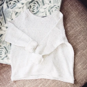  - Ljusgrå stickad tröja. Bra skick, nästan aldrig använd🌸 det är en xsmall men passar mig som är en small.