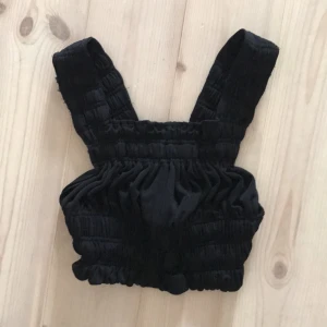  - Cropped top från Bikbok (Mary-Kate & Ashley Olsen) storlek XS  Blankt tungt tyg med dekorativ gullig dragkedja bak 