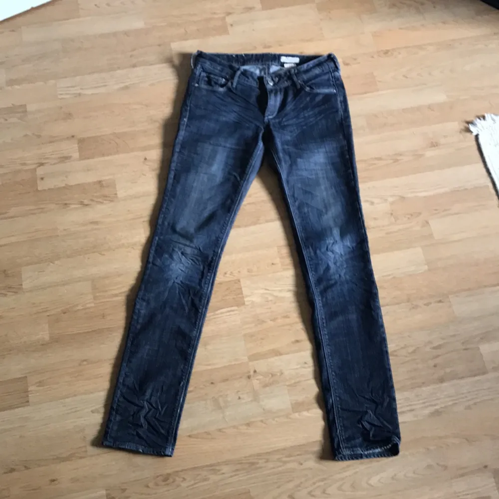 Blå jeans i fint skick från H&M  Kan levereras till Stockholm. Jeans & Byxor.
