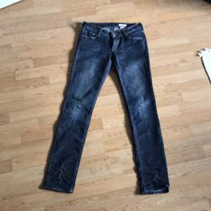 Blå jeans i fint skick från H&M  Kan levereras till Stockholm