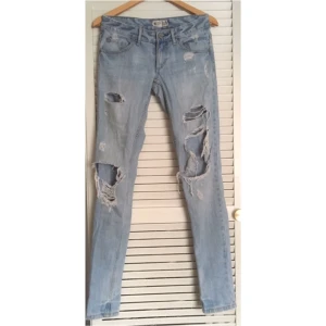  - Jeans från Gina tricot storlek 26 låg midja