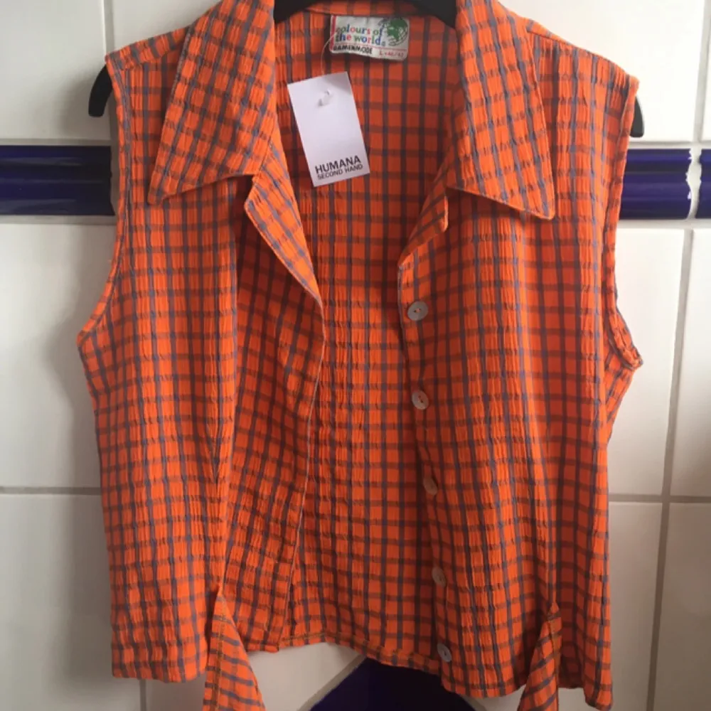 Fin orange rutig skjorta med korta ärmar!✨Säljes pga för tajt runt brösten (D-kupa)🍒 Köpare står för frakt. Blusar.