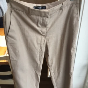  - Beiga bekväma kostymbyxor från Mango, storlek S/38. Använda nån enstaka gång, sälja pga inte riktigt min stil