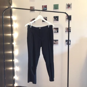  - Kostymbyxor som är DIYade; avklippta och klippta hål för knäna. Mötes upp i Stockholm eller fraktas. 