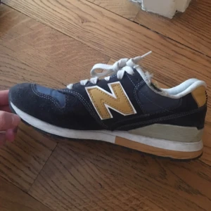  - New balance, hat lite slitningar så pris kan diskuteras