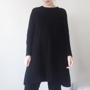  - Fin lång stickad tröja i 100% ull i tjock och fin kvalitet.