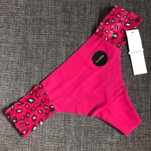  - Rosa string, "invisible" med spets i sidorna. Aldrig använda, säljer pga fel storlek.