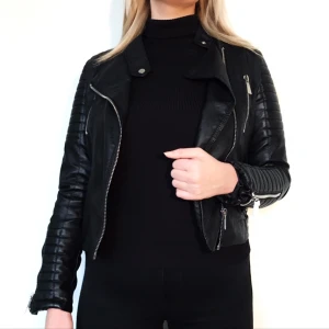  - Den populära fejk skinnjackan Moto Jacket från Chiquelle i storlek M (står storlek 40 men skulle säga 38) säljes för 200kr, frakt tillkommer. (699kr nypris ) Jackan är aldrig använd och är där av i topp skick. Betalning sker via swish.