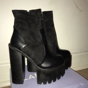  - "Fashion Killa Extreme Platform Ankle Boots"  Beställda från LAMODA. Helt oanvända, knappast rörda pågrund av felbeställning.15cm. Fortfarande papper i skorna.  Fraktas i originalkartong. (Frakt är inkluderat i priset)