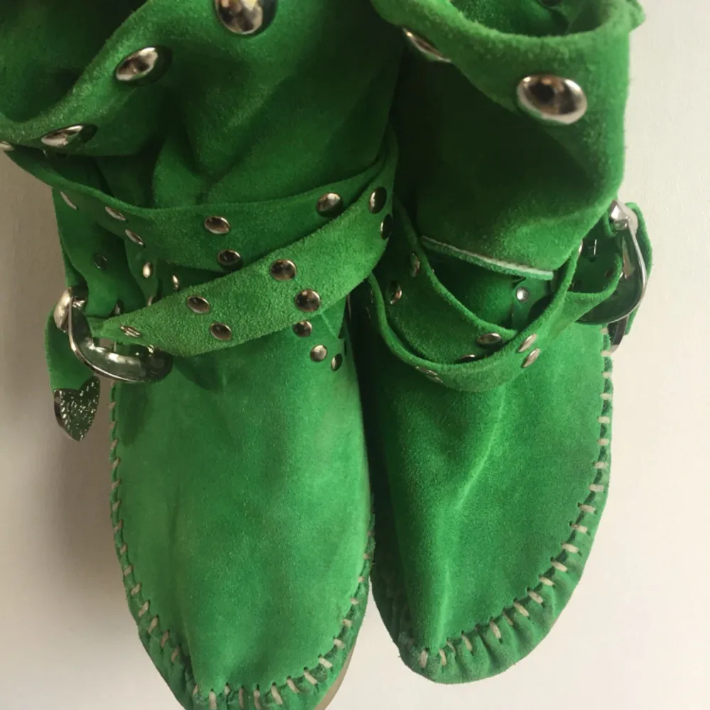 Gröna mockaskor från märket LdiR. Båda skorna har några lite mörkare partier på framsidan, se bild 2. Nypris 1899kr. Gärna betalning via swish. Köparen står för frakt. . Skor.
