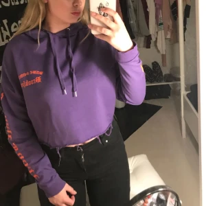  - Female future tröja från h&m, storlek M men passar de flesta beroende på hur man vill att den ska sitta