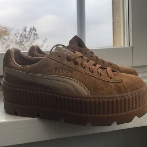  - Säljer mina fantastiskt fina fenty by rihanna pga de får tyvärr inte komma ut på äventyr så mycket som de förtjänar😩