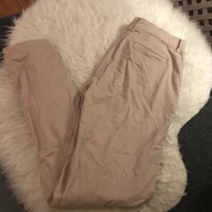  - Ett par chinos i boyfriendmodell från ginatricot, aldrig använda utan endast legat i garderoben (därav skrynkliga). 