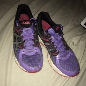  - Träningsskor från ASICS. Använda fåtal gånger, super sköna och en härlig fin sko. Säljs pga för små, vid snabb affär kan pris diskuteras