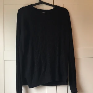  - Svart stickat tröja