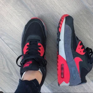  - Knappt använda, säljer för att jag tror någon annan kommer ha mer användning.   Storlek 38,5, startbidrag ligger på 450kr. Har lagt upp i andra grupper. 