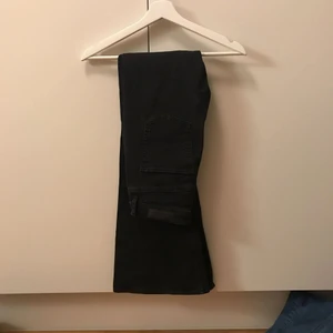  - Helt nya Cheap Monday ”Flare Snap Ash jeans”. Köpta för ett år sedan för 800:- men är aldrig använda pga de är för små för mig. De finns inte längre att köpa i butik vad jag vet! Riktigt snygga, bra kvalitét och stretchiga. Säljer för 300:-🌺