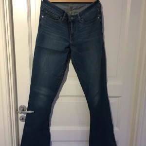  - Bootcut jeans från Levis, använda en gång! Säljer dessa snygga bootcut jeans pga för stora för mig. Väldigt stretchiga och sköna! Originalpris: 899kr  