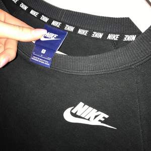 Skön Nike sweatshirt från zalando i storlek S, haft den sen september så fortf i nyskick Har swish, kan skicka, köparen betalar frakt 