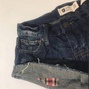  - Oanvända slitna shorts i storlek 32. 