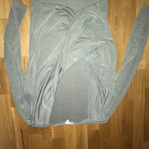 Tröja från nelly storlek s - Detta plagg sitter fint med lite omlott hängande framtill. Skrynkelfritt och har en tyngd i tyget. Färgen är mintgrön