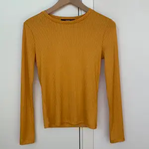 gullig gul/guldig tröja från bik bok. säljer då den används för sällan. märkt storlek xs, men skulle säga att den även passar s.  fint skick och sparsamt använd. frakt:63kr