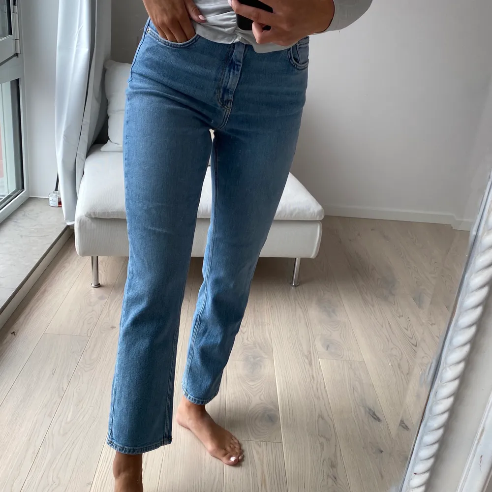 Raka jeans från Gina Tricot, aldrig använda. Supersköna och stretchig mat material. Lite ljusare än på bild.. Jeans & Byxor.