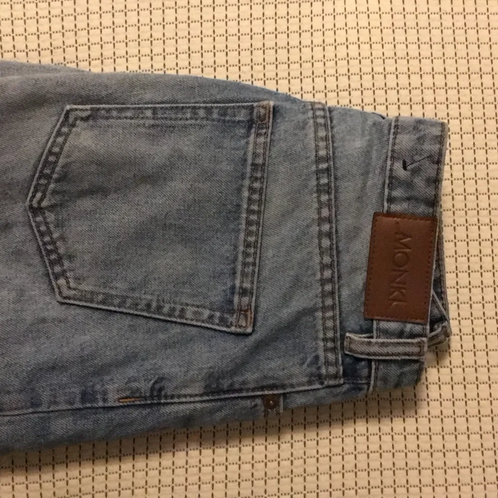 blåa mom jeans från monki i storlek S lite långa i benen för mig som är 156 men är snygga uppvikta med ✨🦋 köparen står för frakt ! . Farkut & Housut.