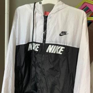Nike - En vindjacka från Nike, köpt här på Plick men var tock för stor, helt ny och endast testad🌸 frakt tillkommer (63kr)
