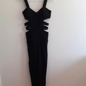 Byxdress  - En svart byxdress som visar hud på sidorna. Den sitter tight och jättefint! Kostymliknande material. Man stänger den med en guldig dragkedja i ryggen👌 står ingen storlek i den men skulle säga att den sitter som en small! 200 kr, frakt ingår!🌼