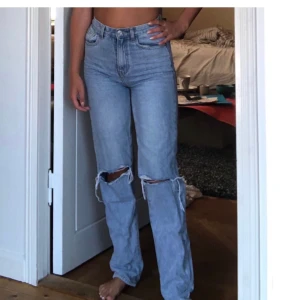 Wide jeans med hål. Märke PLT - Lånat bilden av köparen jag köppte jeansen ifrån och säljer där med vidare pga för små för mig.