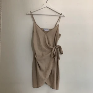 klänning  - linneklänning från nakd (Kristin Sundbergs kollektion), färgen syns tydligast på sista bilden. frakten ingår i priset 💜 