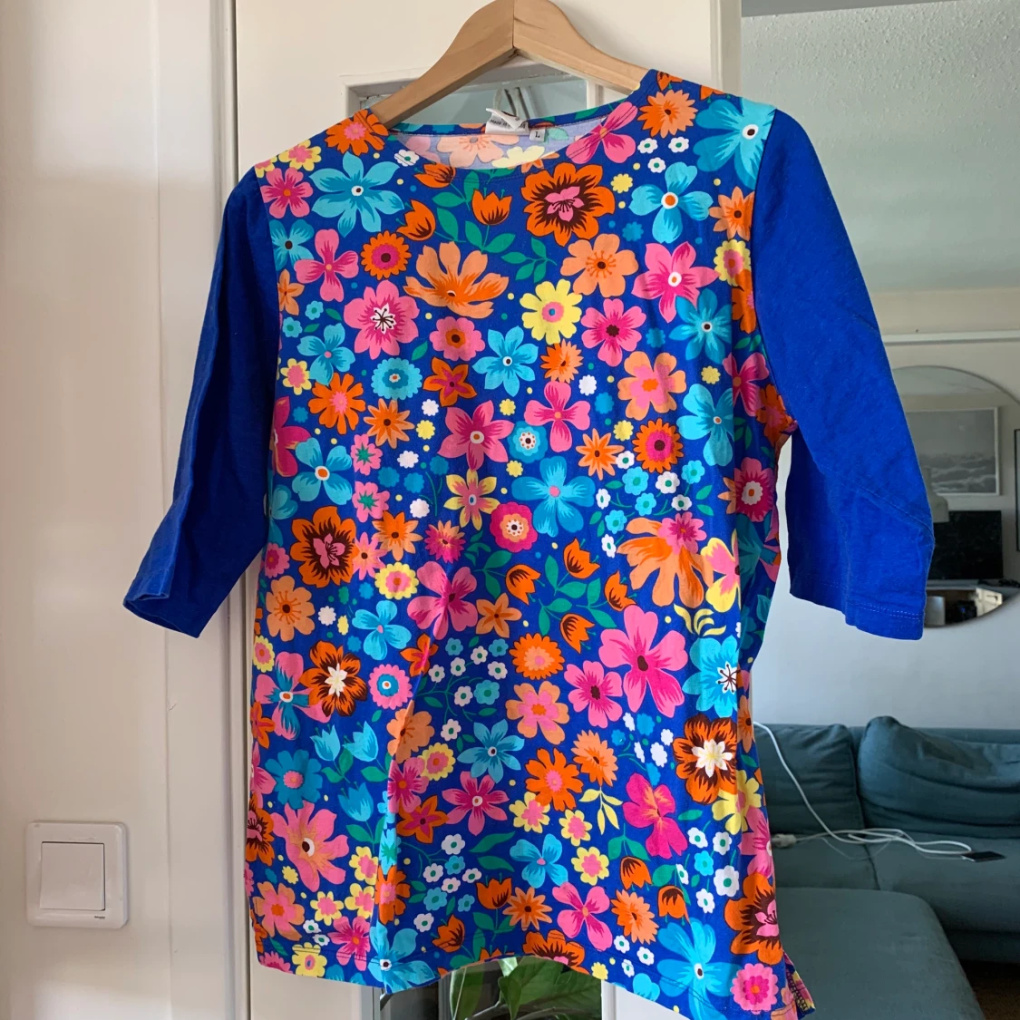 Färgglad tshirt med blommor, strl. L