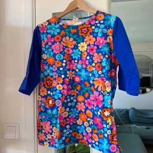 Färgglad tshirt med blommor, strl. L - Jättefin och färgglad tshirt, storlek L. Köpare betalar porto eller avhämtar
