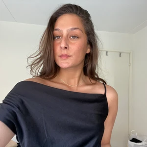 Oanvänd topp från Zara - Denna är svår att visa på bild men iaf.. Aldrig använd, superfin topp till lite ”uppklädda” tillfällen (middag/ klubb osv). Vänster sida har ett axelband och höger sida hänger med över armen som ni ser på bilderna.