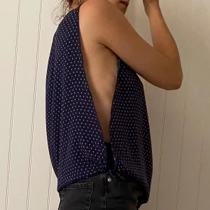 Open side top - Top from pull&bear open on the sides. Color is blue with tiny pink rectangles. 