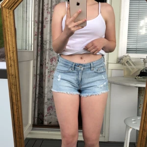 Jeansshorts - (GRATIS FRAKT) Ljusblå jeansshorts i mycket fint skick från H&M.