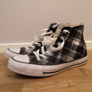Converse - Rutiga converse. Knappt använda då de är för små för mig. Möter upp i Lund, annars frakt 63 kr. 