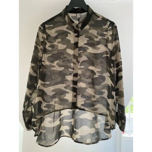 Kamouflage mönstrad skjorta - En kamouflage skjorta från H&M något längre baktill. Sälj då den tyvärr inte används längre          💚 strlk 38 💚