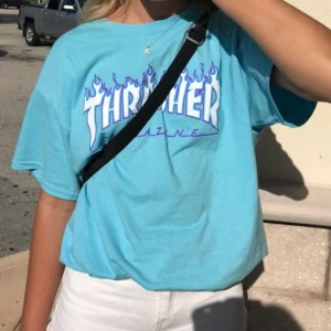 Blå thrasher t-shirt! 💖 - Säljer min skitsnygga trasher t-shirt då den ej kommer till användning, köpt för 40$ i USA i höstas :) Storlek L, passar XS-L beroende på hur man vill att den ska sitta 💖 