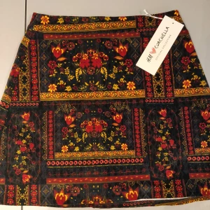 Helt ny minikjol från HM x Coachella  - Jättefin men kommer inte till användning, så tänker att någon annan kan få mer glädje av den! Aldrig använd så perfekt skick, från H&Ms Coachella-kollektion. Jag brukar ha  34-38 och denna passar mig bra! Möts upp i Stockholm, annars delar vi på frakten ✨